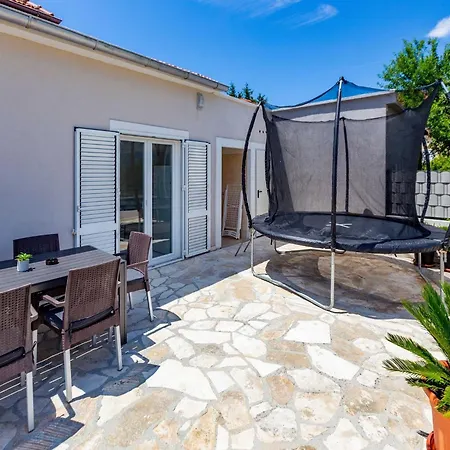 Serene Escape Near Zadar With Private Pool & Charming Outdoor Oasis *